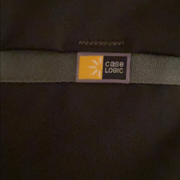 Laptop carrying case by case logic black in color - Picture 2 of 5
